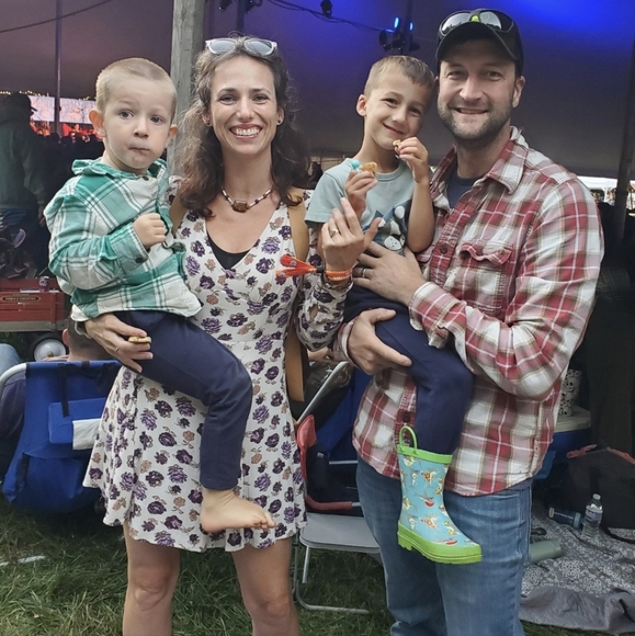 Meet your Posher, Amanda - Picture 2 of 5